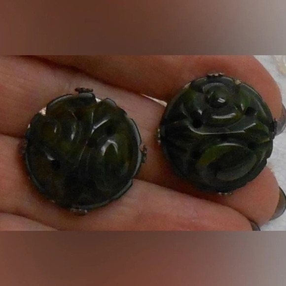 BAKELITE Vintage 1940s Screw-back Spinach Green Earrings Heavy Carved Pattern - Picture 5 of 5